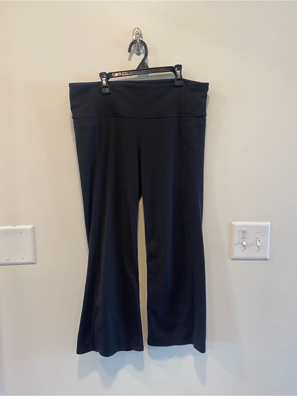 Athleta women’s Ultra High Rise Straight Crop Pant size large black athletic